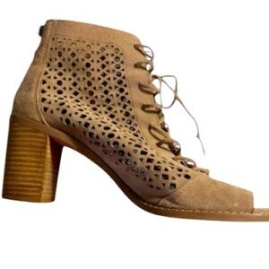 Vince Camuto Lace Up, Sz 7, Suede Leather, Perforated cutouts, Sandals, Neutral